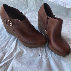 Dr. Scholl’s memory foam cool fit wedges